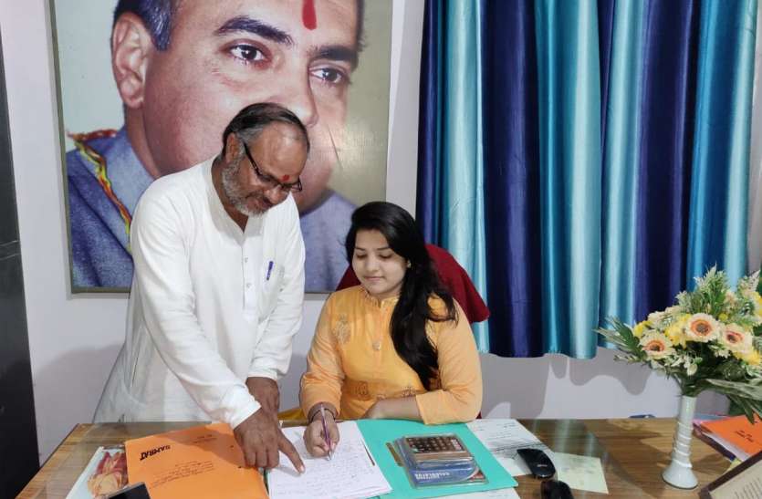 बिटिया @work अब जाना... पापा ऑफिस में यूं करते हैं काम