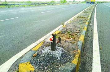 Indicators not on highway dangerous turn fear of accidents खतरनाक मोड़ पर नहीं लगे संकेतक, हादसों का डर