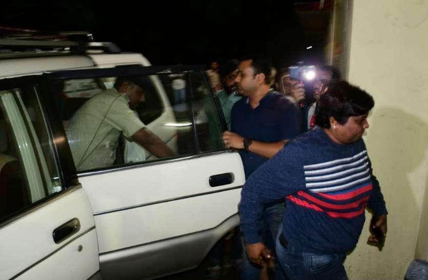 honey trap racket हनी ट्रैप रैकेट: अश्लील वीडियो बनाकर हाई प्रोफाइल लोगों को करतीं थी ब्लैकमेल, 5 लड़कियां गिरफ्तार