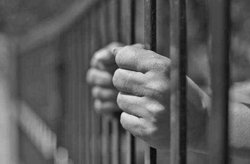 inspector Pankaj Singh Went to jail on charges rape and threatening सप्लाई इंस्पेक्टर पंकज सिंह को भेजा गया जेल, युवती से रेप और धमकी का था आरोप