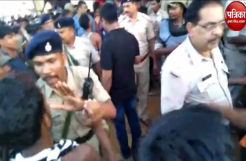 Watch: Mob Lynching Video Stone Pelting On Police In Godda Jharkhand Video:बच्चा चोर समझकर युवक को पकड़ा, पुलिस छुड़ाने पहुंची तो हुआ पथराव