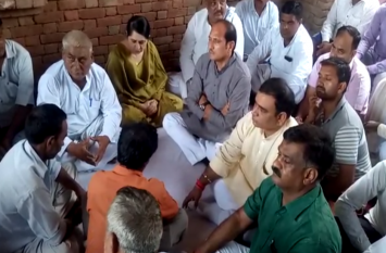 bjp minister suresh rana reached in shamli meet victim family यूपी के इस जिले में अचानक पहुंचे कैबिनेट मंत्री सुरेश राणा और अजित सिंह, परिवाराें को दिया ये भराेसा- देखें वीडियाे