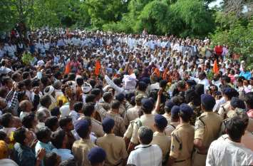 Collector ko farmers ki Demonstration ki chetavni अन्नदाताओं ने कलेक्टर को दी चेतावनी, फसलों का सर्वे नहीं तो सड़कों पर करेंगे प्रदर्शन