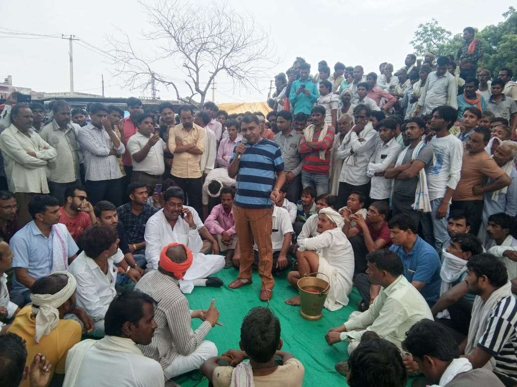 पल्लेदारों व व्यापारियों का पुलिस के खिलाफ फूटा आक्रोश