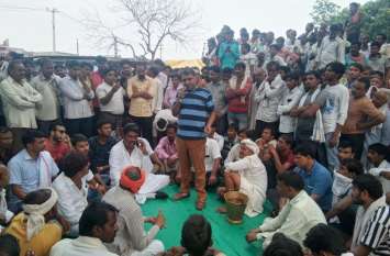 Paldars and traders outrage against police पल्लेदारों व व्यापारियों का पुलिस के खिलाफ फूटा आक्रोश