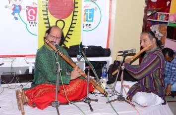 Audience enthralled by the tone of Chedi bansuri छेड़ी बासुंरी की तान को मुग्ध हुए श्रोता