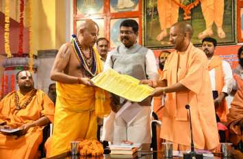 Saints include topics like environment, water conservation, no plastic संतों के प्रवचनों में पर्यावरण, जल संरक्षण, प्लास्टिक का उपयोग न करने जैसे विषय शामिल हो