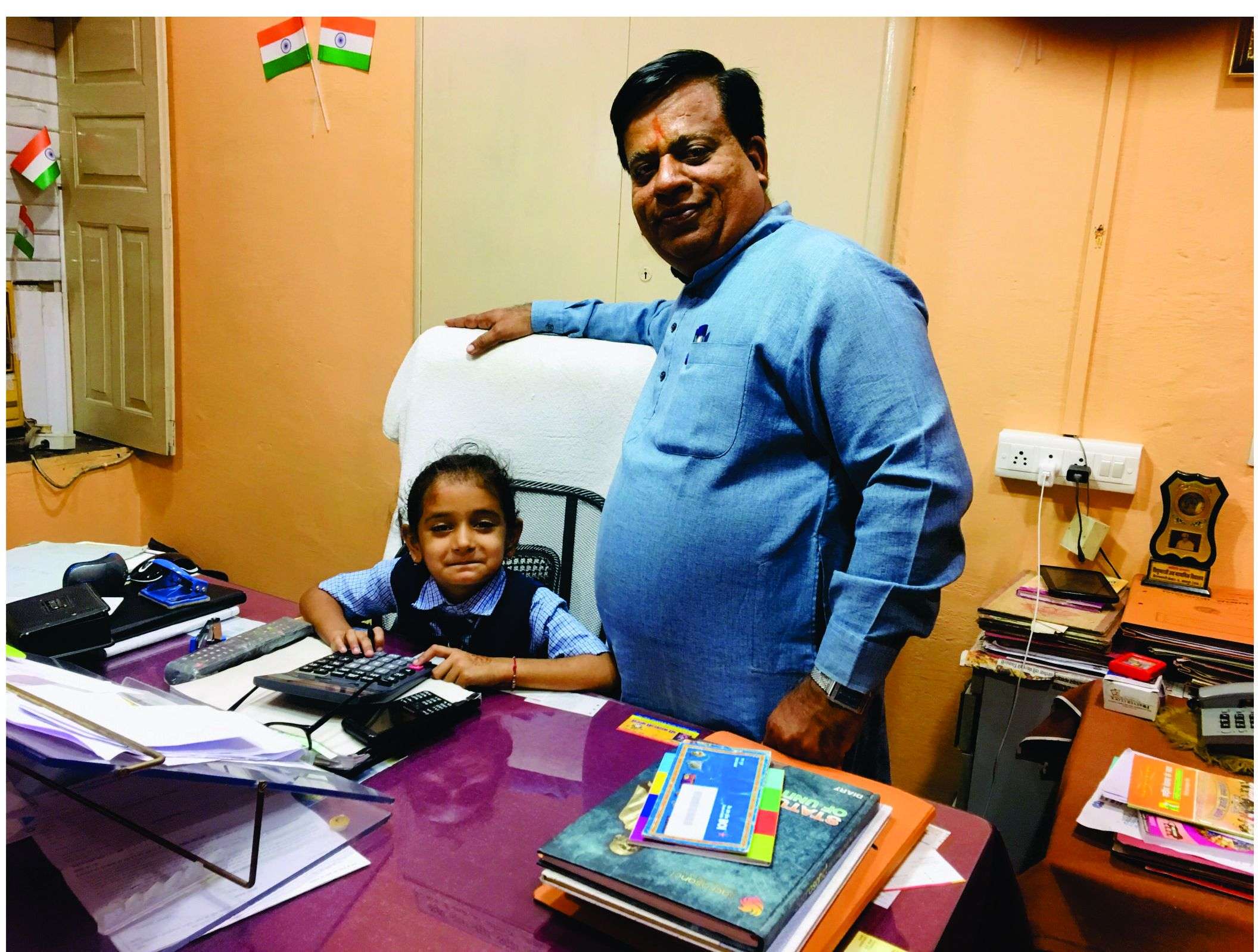 बेटियांं बनीं बॉस, पापा-मम्मी की गाइडेंस में संभाला ऑफिस, आया कॉन्फिडेंस