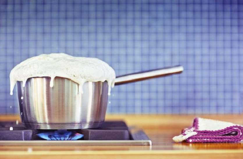 milk.jpg खौलाते समय बर्तन से गिर जाए दूध तो हो जाएं सतर्क, हो सकते हैं ये 10 नुकसान
