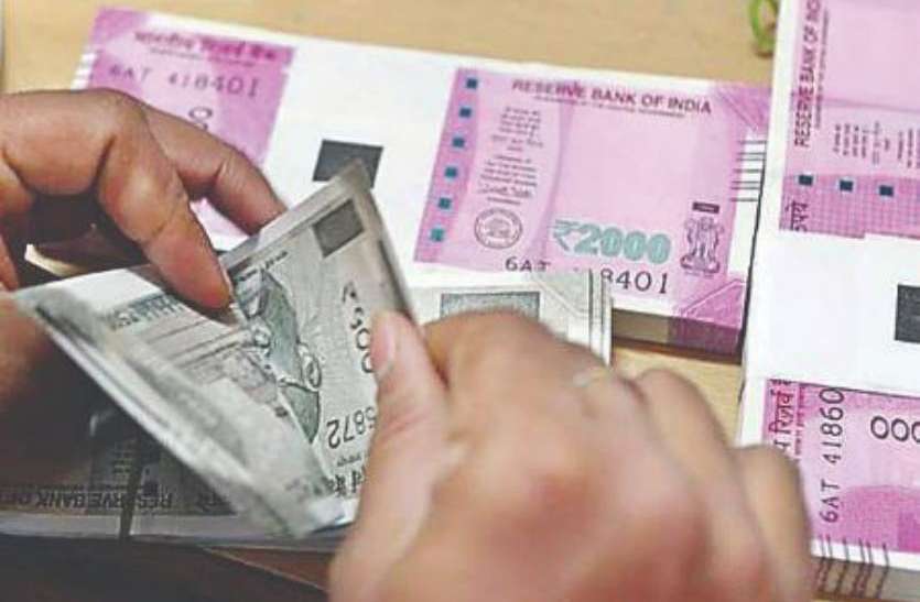 money.jpg माली के परिजनों ने लगाए गंभीर आरोप तो अधिकारियों ने सौंपे पांच लाख, जानिए क्या है पूरा मामला