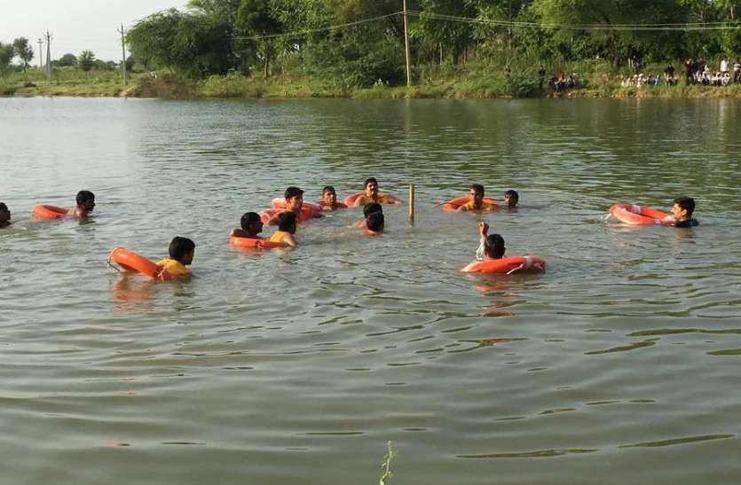 Drown: प्लास्टिक की बोतल बांधकर एनिकट में नहाने गए दो दोस्त डूबे Drown: प्लास्टिक की बोतल बांधकर एनिकट में नहाने गए दो दोस्त डूबे