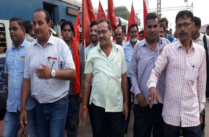 स्टेशन पर किया विरोध प्रदर्शन स्टेशन पर किया विरोध प्रदर्शन