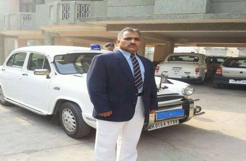 IG gwalior raja babu take action against careless police officers 40 सेकंड खड़े रहे आइजी, एएसआइ-सिपाही ने पलटकर भी नहीं देखा, ये हुआ दोनों का हाल