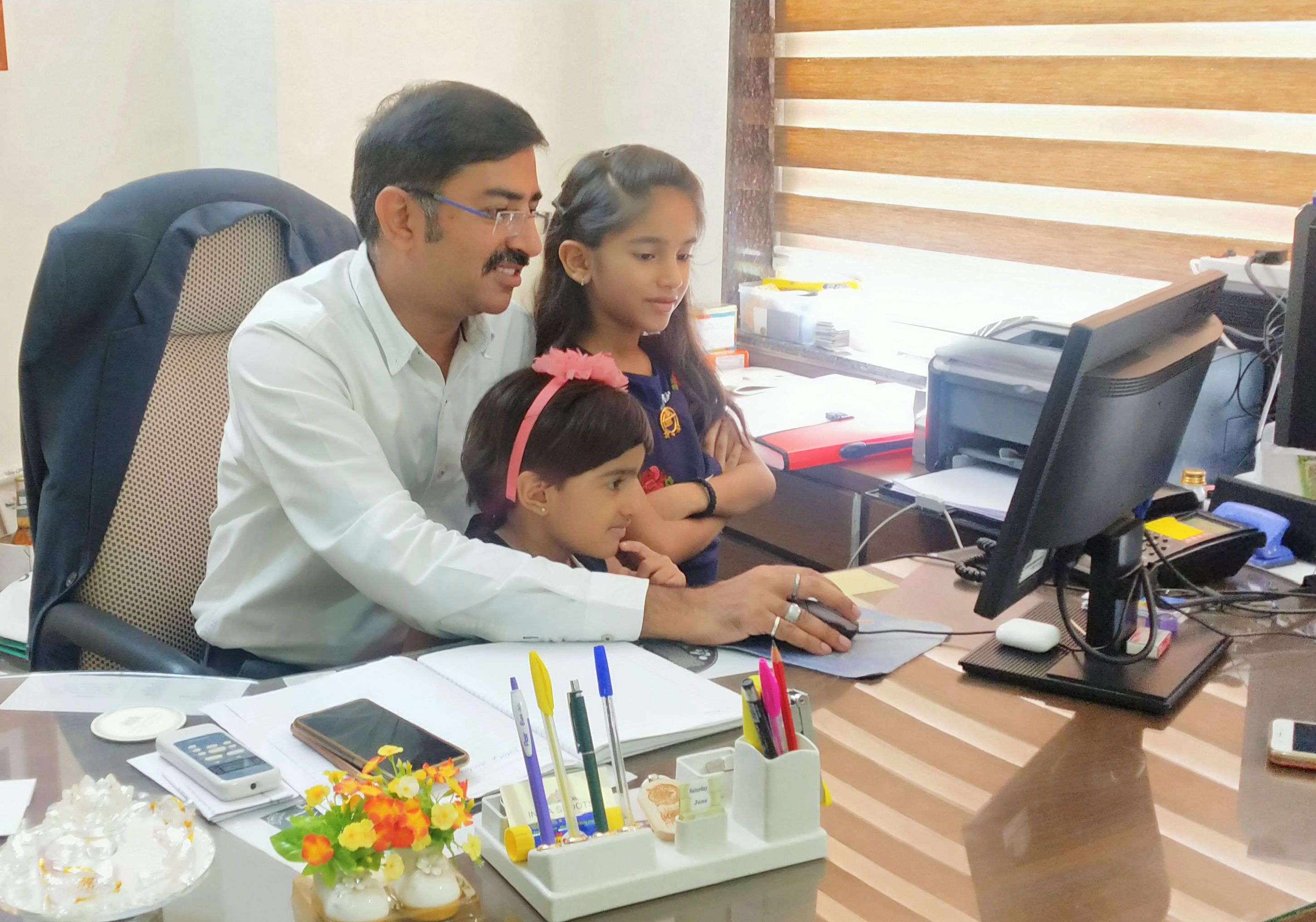 बेटियांं बनीं बॉस, पापा-मम्मी की गाइडेंस में संभाला ऑफिस, आया कॉन्फिडेंस