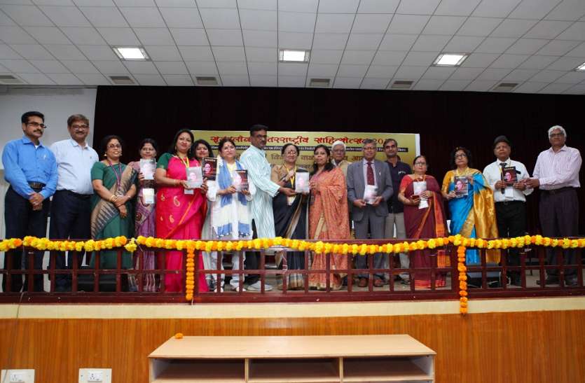 काट्टानकोलत्तूर स्थित एसआरएम विज्ञान व प्रौद्योगिकी संस्थान में बुधवार से दो दिवसीय सृजनलोक अंतरराष्ट्रीय साहित्योत्सव की शुरुआत हुई। हिन्दी विकास पर मंथन के साथ SRM में दो दिवसीय साहित्योत्सव शुरू