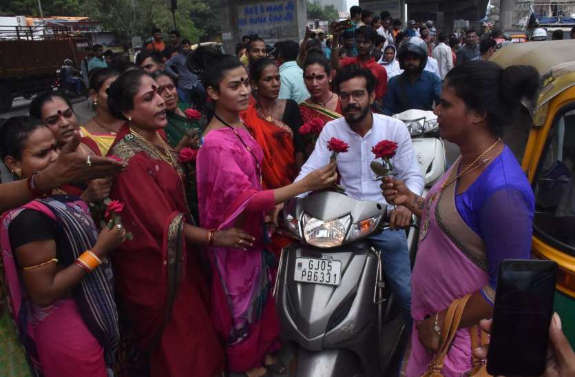 किन्नरों ने आई लव यू कह कर दिया गुलाब, कहा- हेलमेट पहनो.. किन्नरों ने आई लव यू कह कर दिया गुलाब, कहा- हेलमेट पहनो..