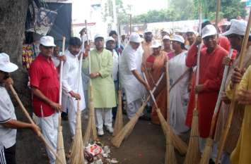 Surya Pratap Shahi cleanliness campaign in etawah मंत्री सूर्यप्रताप शाही ने इटावा में चलाया स्वच्छता अभियान