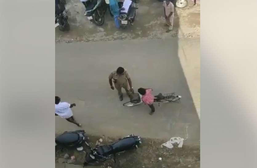 Watch Video: जब साइकिल वाले का काटा चालान!, देखें क्या है माजरा Watch Video: जब साइकिल वाले का काटा चालान!, देखें क्या है माजरा