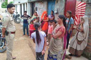 Fraud with 10-year-old innocent सोने की झुमकी लेके आया और कर गया जेवरात-नकदी पर हाथ साफ