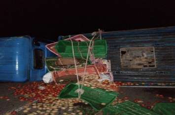 The accident occurred near the toll plaza सब्जी बेच कर आ रहे दो भाइयों को ट्रक ने रौंदा, मौत