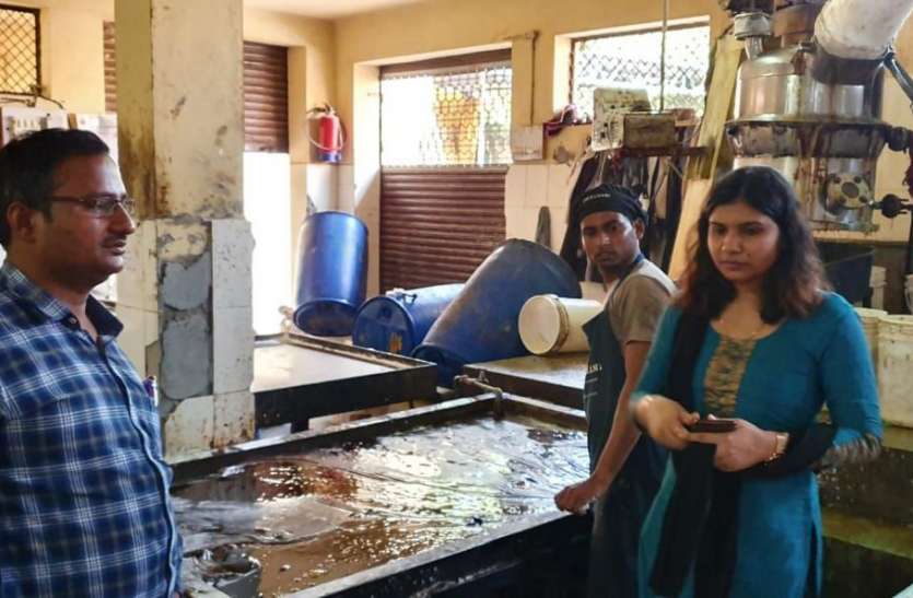 गंदगी में बन रही थीं चमकदार रैपर में बिकने वाली टॉफियां गंदगी में बन रही थीं चमकदार रैपर में बिकने वाली टॉफियां
