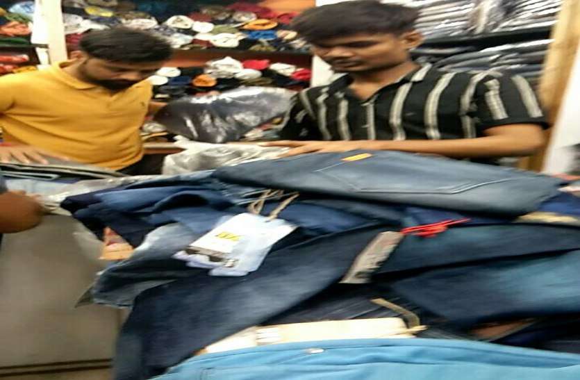 लेबल/ठप्पा नामचीन ब्रांड का, बेचा जा रहा मिसब्रांड माल लेबल/ठप्पा नामचीन ब्रांड का, बेचा जा रहा मिसब्रांड माल
