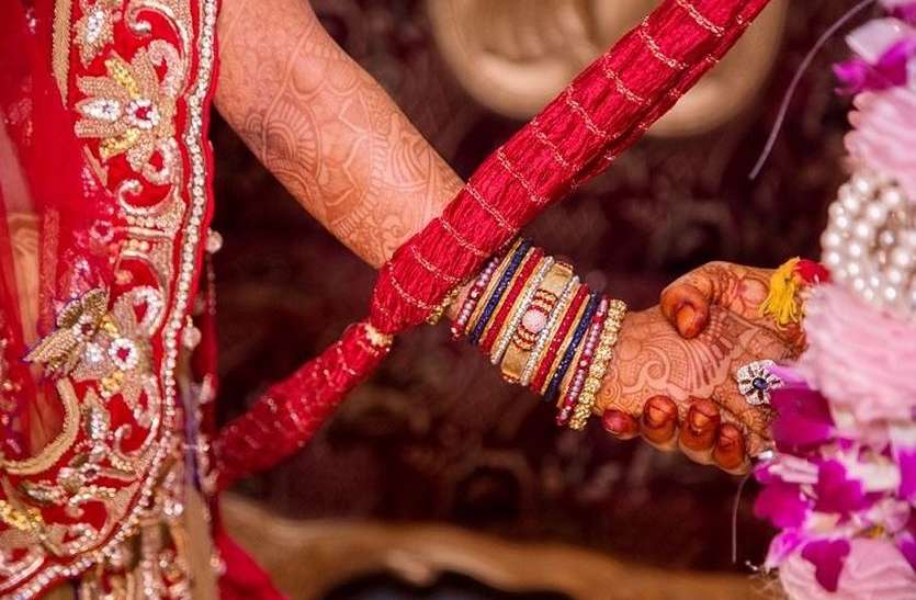इटली से आया फोन 'मैं तुमसे शादी करना चाहती हूं'...युवक ने की 'हां' और फिर लुटा बैठा 30 लाख इटली से आया फोन 'मैं तुमसे शादी करना चाहती हूं'...युवक ने की 'हां' और फिर लुटा बैठा 30 लाख