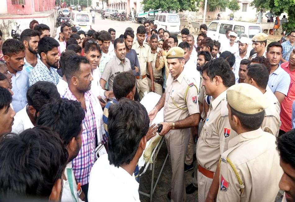 सूदखोरी से परेशान किसान ने ट्रेन के आगे कूदकर की आत्महत्या