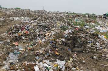 Not a trenching ground to dump, a mountain of garbage made in the open डंप करने ट्रेंचिंग ग्राउंड नहीं, खुले में बना दिया कचरे का पहाड़