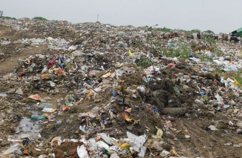 Not a trenching ground to dump, a mountain of garbage made in the open डंप करने ट्रेंचिंग ग्राउंड नहीं, खुले में बना दिया कचरे का पहाड़