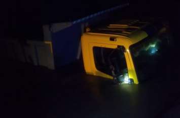 driver-operator reached the relative's house after getting out of the नदी में डूबे ट्रक से निकलकर चालक-परिचालक पहुंचे रिश्तेदार के घर, रातभर पानी में खोजबीन करते रहे पुलिस और होमगार्ड के जवान