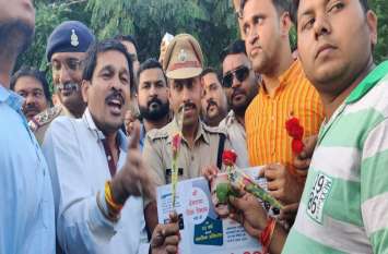 BJP's PM accused of theft on state education PM told minister शिक्षा मंत्री के बंगले के बाहर भाजयुमो का अनोखा प्रदर्शन, मंत्री को बताया बीमार