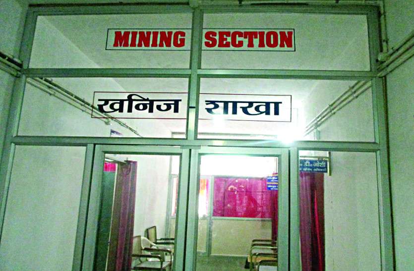 पंचायत प्रस्ताव के बिना हो रही थी रेत खदानों की नीलामी, हंगामे के बाद रोका पंचायत प्रस्ताव के बिना हो रही थी रेत खदानों की नीलामी, हंगामे के बाद रोका