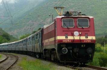 Unclaimed bag found in Chhattisgarh Express लवारिश बैग लेकर कोच अटेंडर पहुंचा जीआरपी