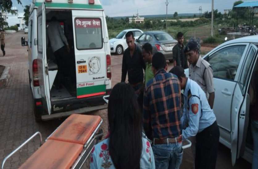 सियादेवी से पिकनिक मनाकर रहे लौट रहे भिलाई के युवकों की कार दुर्घटनाग्रस्त, कार में ही फंसे रहे, एक गंभीर अन्य को मालूमी चोट