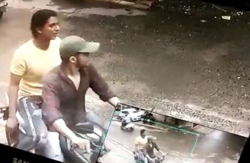 बस स्टॉप पर बेटी का इंतजार कर रही महिला के साथ हुआ हादसा, दिखाई ऐसी हिम्मत कि भाग गए बदमाश बस स्टॉप पर बेटी का इंतजार कर रही महिला के साथ हुआ हादसा, दिखाई ऐसी हिम्मत कि भाग गए बदमाश