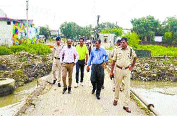 Officers stopped driving vehicle from this culvert इस पुलिया से वाहन निकालने पर अधिकारियों ने लगा दी रोक