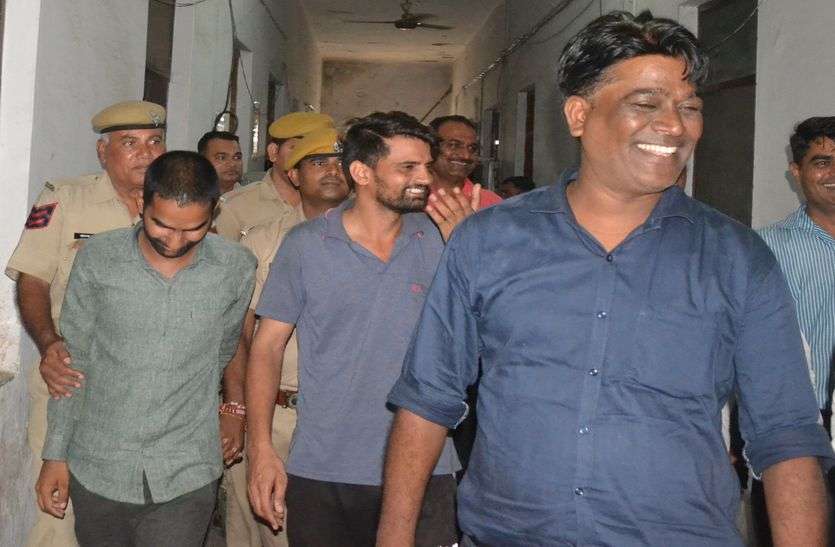 ACB Action-रिश्तेदारों के खातों में होती थी वसूली की रकम ट्रांसफर ACB Action-रिश्तेदारों के खातों में होती थी वसूली की रकम ट्रांसफर