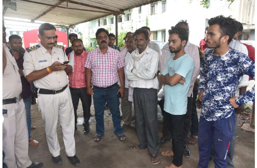 Keep wandering for post mortem एक्सीडेंट में अपनों को गंवाने चुके परिजन पीएम के लिए भटके