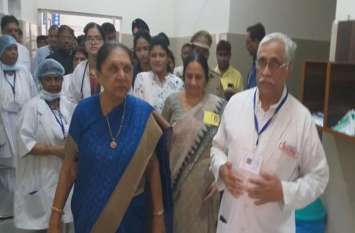 governor anandiben patel visited hospital and primary school in gonda प्राइमरी स्कूल के बच्चों के बीच गदगद हुईं राज्यपाल, इस सवाल के जवाब ने जीता उनका दिल