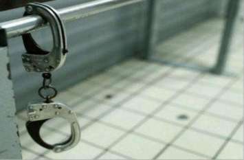 crook escaped from police custody from Amroha बदमाश को गिरफ्तार कर थाने लाई पुलिस, अगले दिन देखा नीचे गिरी थी हथकड़ी, देख पुलिस की कांपे हाथ-पांव