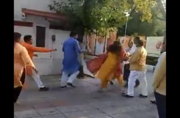 Delhi: BJP removed Azad Singh from post after he slaps his ex-wife दिल्ली: भाजपा नेता ने अपनी पूर्व पत्नी को जड़ा थप्पड़, पार्टी ने पद से हटाया