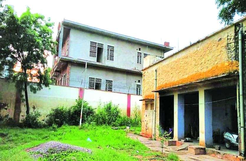 जेल के पास बन रहा मकान, सुरक्षा को खतरा जेल के पास बन रहा मकान, सुरक्षा को खतरा