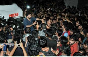 Governor constitute inquiry JU Students made Bablu Supriya hostages जाधवपुर यूनिवर्सिटी: छात्रों ने बाबुुुल सुप्रियो को बनाया बंधक, राज्यपाल ने दिए जांच के आदेश