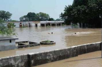 Flood situation continue in Up ballia heavy vehicle entry ban on NH-31 बलिया में बाढ़ का कहर जारी, NH- 31 पर भारी वाहनों की इंट्री बंद, हजारी प्रसाद द्विवेदी का गांव बना टापू