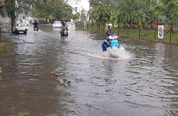 Kota Heavy Rain floods in river drains roads became Chambal river छाई काली घटाएं, तेज हवा-गर्जना के साथ पौन घंटे में दो इंच बरसात, नदी नालों में उफान, सड़कें बनी दरिया,