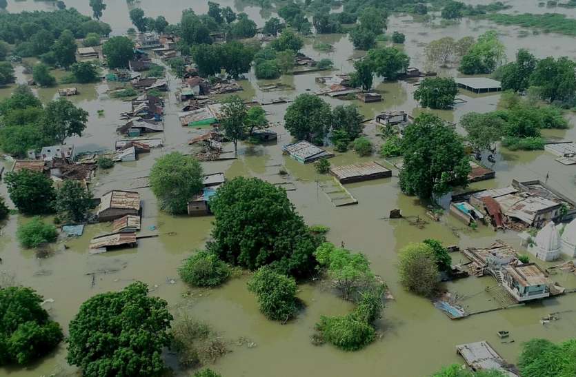 Chikhalda village drowned in the sinking of Sardar Sarovar Dam एक था चिखल्दा... सरदार सरोवर बांध की डूब में तबाह हो गया 750 मकानों का गांव