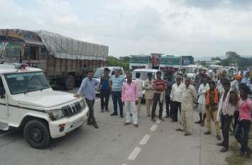 Chemical tanker overturns after hitting bike, one killed बाइक को टक्कर मारकर केमिकल का टैंकर पलटा, एक की मौत