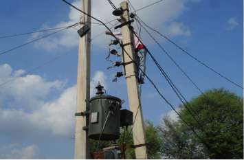 The sparking of transformer wires causes electricity to flare up ट्रांसफार्मर के तारों में स्पार्किंग से आए दिन गुल हो जाती है बिजली