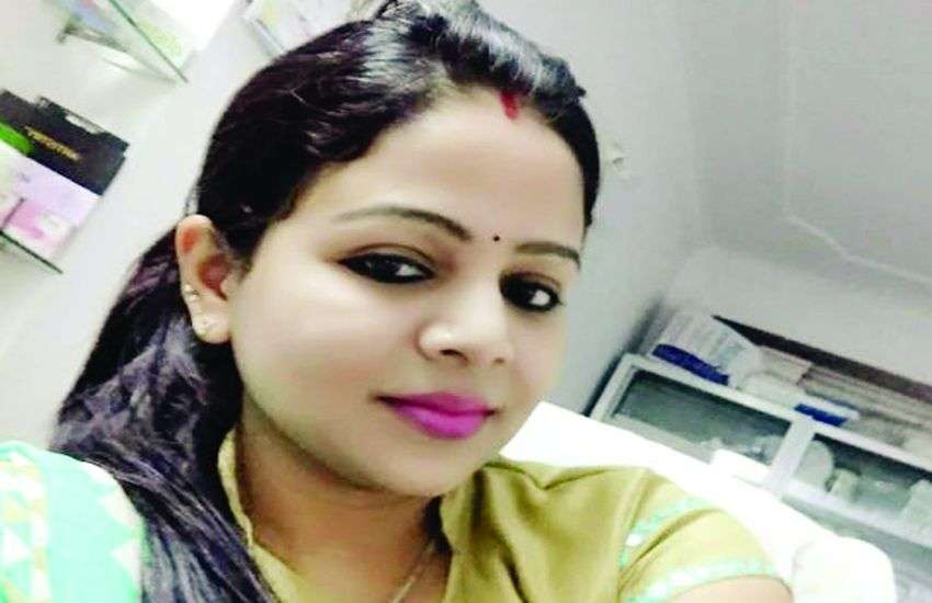 HoneyTrap Breaking : आरती दयाल और निगम इंजीनियर को मोनिका ने किया था कैमरे में कैद